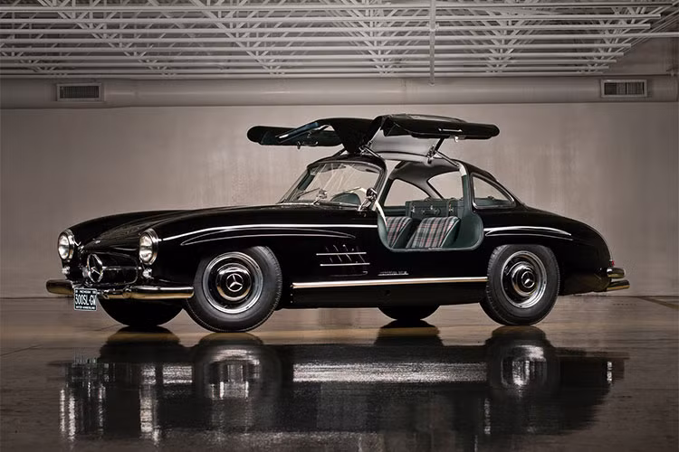 Nhiều người yêu xe đã bày tỏ sự cảm thông bằng cách chia sẻ hình ảnh và thông tin trên mạng xã hội Facebook, giúp chủ nhân chóng tìm lại được chiếc Mercedes-Benz 300SL Gullwing hàng hiếm đắt tiền này.