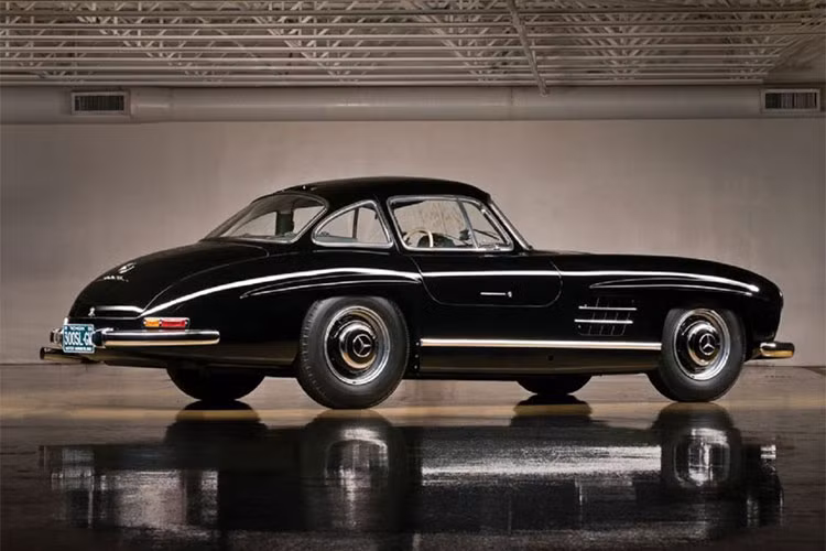 Đây cũng là 1 trong 30 chiếc Mercedes-Benz 300SL Gullwing có thân xe làm bằng thép và trang bị động cơ hiệu suất cao NSL. Theo giới chuyên gia mua bán xe, với lý lịch của chiếc xe thì tên trộm sẽ không rao bán một cách công khai. Nhiều khả năng chúng sẽ tháo dỡ chiếc xe và bán riêng lẻ từng bộ phận.