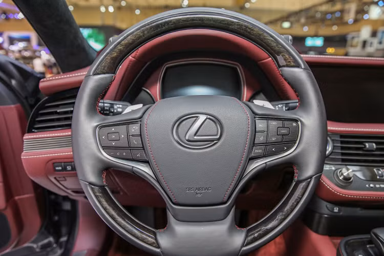 Về phần nội thất, các kỹ sư của thương hiệu xe sang Lexus đã lấy cảm hứng thiết kế từ Omotenashi để thể hiện ý tưởng " tiện nghi cấp tiến" cho mẫu xe sang này. Bảng điều khiển với phong cách thiết kế hữu cơ hiển thị tất cả các thông tin ở cùng độ cao thích hợp giúp người lái có thể vận hành tất cả các hệ thống tính năng mà không cần thay đổi tư thế.