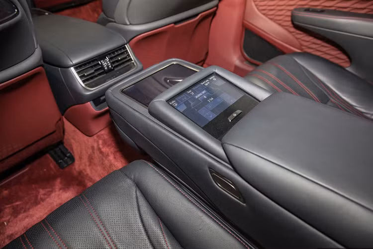 Ngoài ra, thương hiệu xe sang Lexus cũng cung cấp thêm trang bị tùy chọn hệ thống treo khí với chức năng hỗ trợ ra vào. Được kích hoạt khi mở khóa xe bằng chìa khóa thông minh, tính năng hỗ trợ ra vào tự động nâng xe lên cao và mở phần đệm ghế để chào đón người lái. Để đảm bảo chiều cao không gian nội thất khi trần xe hạ thấp, LS mới được trang bị cửa sổ trời mở trượt lên trên bên ngoài trần xe.