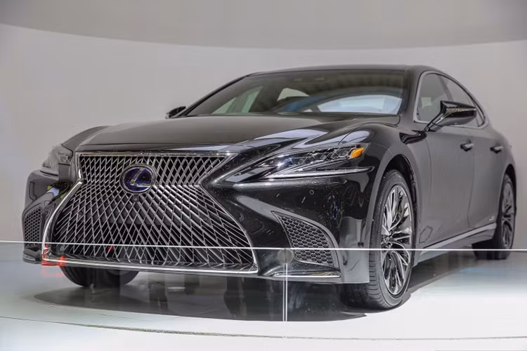 Ngay sau khi ra mắt tại quê nhà Nhật Bản, thương hiêụ xe sang Lexus đưa ra phiên bản All-New LS, thế hệ thứ 5 của Lexus tới Thái Lan. Mục đích của hãng nhằm bán 40 chiếc Xe sang Lexus LS500h cho thị trường xứ chùa vàng trong năm đầu tiên, sau khi nâng cấp dòng xe hạng sang này.