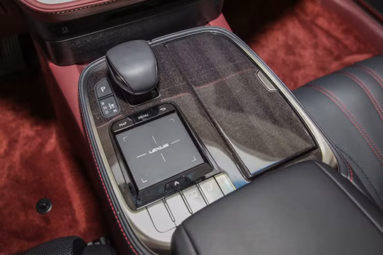 Về an toàn, LS 2018 có hai gói Lexus Safety System và Advanced Safety Package. Nhờ đó, xe có hệ thống phát hiện người đi bộ và đánh lái chủ động để tránh chệch làn đường. Xe được trang bị khối động cơ V6 3,5 lít, công suất tối đa 318 mã lực, mô-men xoắn cực đại 380Nm.