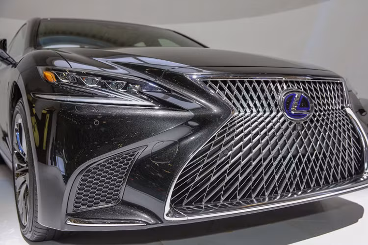 Mặc dù là một mẫu xe toàn cầu của Lexus, tuy nhiên LS thế hệ mới lại được thiết kế mang đậm chất Nhật Bản, khiến nó có vẻ ngoài trở nên khác biệt, độc đáo và hiện đại hơn mọi dòng sedan cao cấp hạng F khác trên thị trường. Xe được phát triển từ nền tảng khung gầm GA-L, giống như mẫu coupe LC 500 và là hiện thân cho những công nghệ mới tiên tiến nhất.