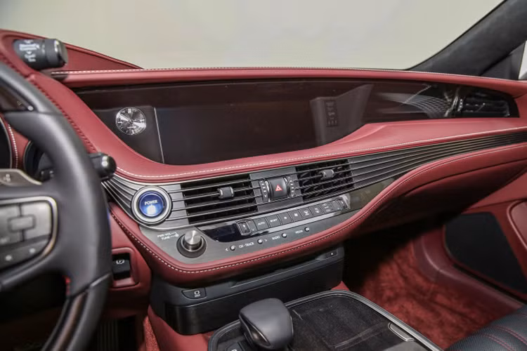 Bên cạnh màn hình hiển thị 12,3 inch, LS có thêm tùy chọn màn hình HUD 24-inch lớn nhất trên thế giới - hiển thị toàn bộ các thông tin quan trọng về xe và vận hành ở ngang tầm nhìn người lái. Hàng ghế trước chỉnh điện 28 hướng với chức năng sưởi ấm, làm mát và massage, ghế sau được trang bị tùy chọn sưởi, làm mát và mát-xa.