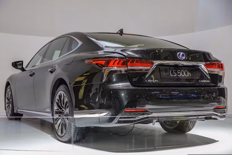 Hiện tại, LS là dòng xe cao cấp nhất của thương hiệu xe sang Lexus. Ra mắt lần đầu vào năm 1989, LS cũng là mẫu xe đánh dấu sự xuất hiện của thương hiệu Lexus và "đối đầu" với các đối thủ Đức như Mercedes S-Class, Audi A8 hay BMW 7 Series. Tuy nhiên với thế hệ LS mới, Lexus đặt tham vọng "vượt mặt" đối thủ.