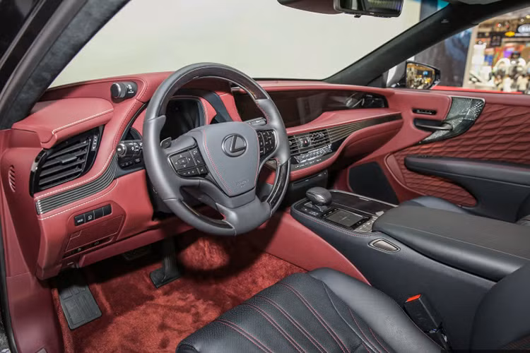 Với tổng thể của xe bao gồm chiều dài 5235 mm, rộng 1900 mm, cao 1450 mm và trục cơ sở dài 3125 mm, mọi chiếc LS thế hệ mới đều có kích thước gần tương đương với các phiên bản "thân dài" của hai hãng xe sang Đức là BMW 7 Series hay Mercedes S-Class. Điều này đảm bảo cho nội thất của xe sẽ rộng hơn các đối thủ và thoải mái hơn cho người dùng.