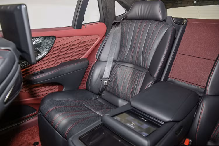 Đặc biệt đối với tùy chọn gói trang bị ghế ngồi cao cấp, ghế sau chỉnh điện đi kèm chức năng mát-xa công nghệ Nhật Bản “Shiatsu”, đệm chân điều chỉnh lên xuống mang đến khoảng để chân rộng nhất từ trước đến nay trong các đời xe LS. Khoang lái của xe còn được trang bị dàn âm thanh hi-end Mark Levinson với công nghệ 3D Surround.