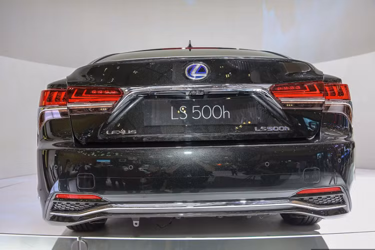 So với thế hệ trước, chiếc xe sang LS mới này đã có "phom" thiết kế mượt mà hơn, tương tự như một chiếc coupe với vòm mái thuôn dài về phía sau. Chiều cao của mũi và đuôi xe cũng được giảm xuống lần lượt khoảng 3 và 4 cm, khiến LS mới có vẻ ngoài càng năng động và gọn gàng hơn.