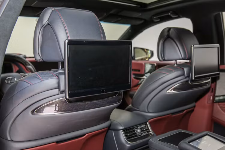 Không chỉ có hệ thống thông tin giải trí với màn hình 12,3 inch, chiếc xe còn có một màn hình cảm ứng có khả năng nhận biết chữ viết tay và tùy chọn màn hình hiển thị trên kính lớn nhất Thế giới với kích thước lên tới 24 inch. Ở phía sau, Lexus cũng đã sử dụng panel màn hình cảm ứng điều khiển các chức năng tương tự BMW 7 Series.