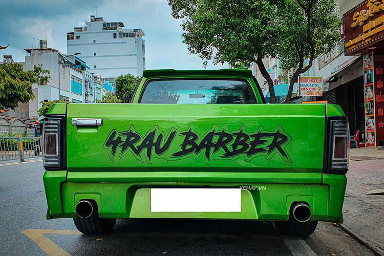 Tiếp đến là bộ “áo” màu xanh lá cây nổi bật, kèm điểm nhấn hoạ tiết lửa phía đầu xe đậm chất dân chơi mỹ những năm thập niên 90 cùng với logo của chủ xe là một nghệ sĩ chuyên làm tóc, kiêm diễn viên ở TP HCM.