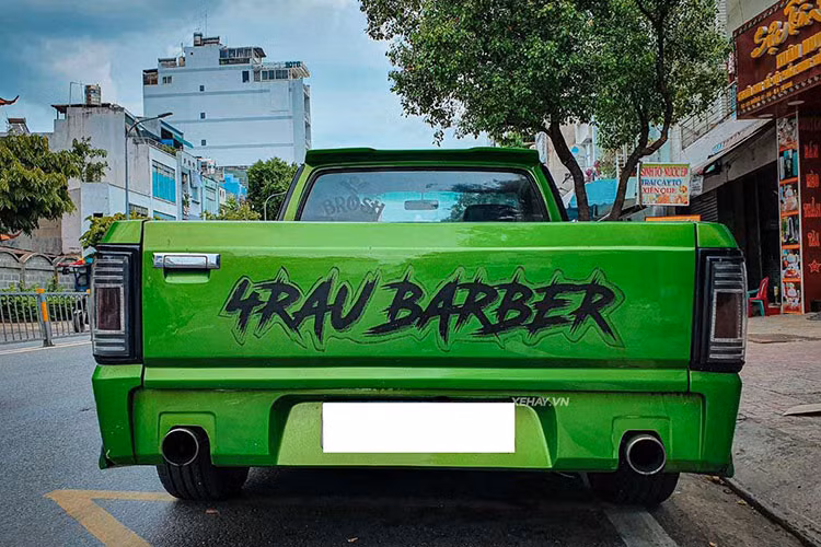 Tiếp đến là bộ “áo” màu xanh lá cây nổi bật, kèm điểm nhấn hoạ tiết lửa phía đầu xe đậm chất dân chơi mỹ những năm thập niên 90 cùng với logo của chủ xe là một nghệ sĩ chuyên làm tóc, kiêm diễn viên ở TP HCM.