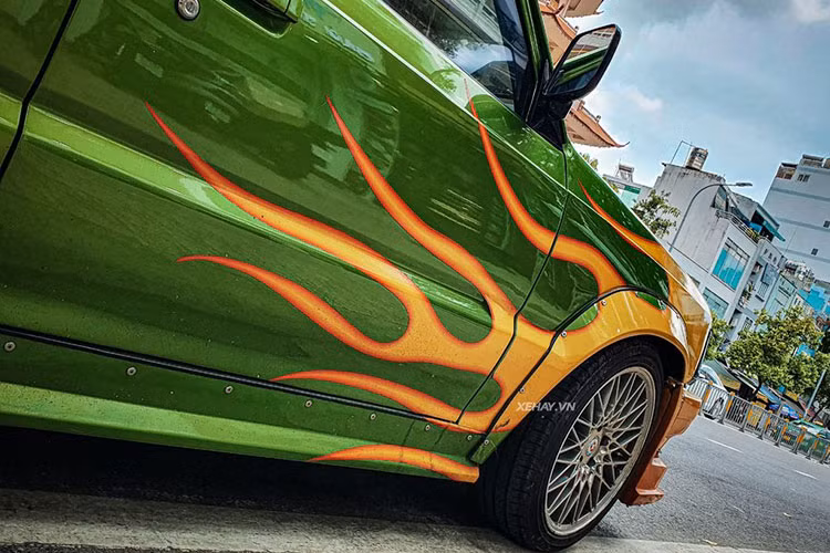 Một trong những điểm quan trọng để tạo nên phong cách ấn tượng cho chiếc bán tải này là việc hạ gầm thấp xuống như những mẫu sedan phổ thông, đậm chất JDM mà những tay chơi Nhật Bản thường hay độ.