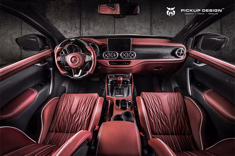 Đối với bản X-Class Urban, xe sử dụng body kit kiểu khác trông "hiền hơn" nhưng cũng vô cùng nam tính. Bộ mâm hợp kim 22 inch với hệ thống phanh gốm-carbon có màu vàng nổi bật. Nó cũng được nâng cấp hệ thống treo hạ gầm và hệ thống âm thanh ống xả hấp dẫn hơn.