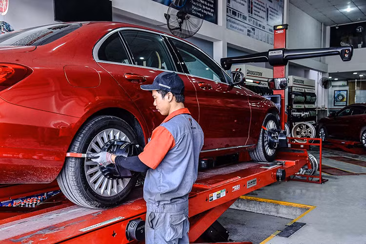 Trước khi kiểm tra xe ôtô chơi Tết Nguyên Đán 2019, đầu tiên ban hãy chú ý đến lốp. Nếu đã sử dụng lốp lâu hãy nên mang xe đi đến các trung tâm lốp xe uy tín để kiểm tra lốp như độ sâu của gai, hông lốp,... và nên thay thế lốp mới để đảm bảo an toàn trước khi có một hành trình dài.