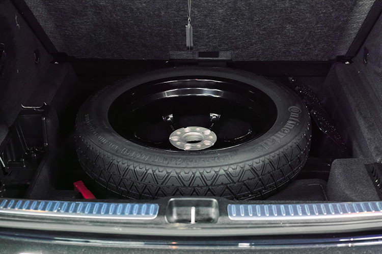 Ở những trung tâm lớn hầu hết đều có máy cân chỉnh thước lái, và cân bằng động hiện đại và các bác nên kiểm tra thước lái, và canh chỉnh góc đặt bánh lái, độ chụm cho xe. Sẵn tiện kiểm tra và bơm lốp dự phòng nếu bị non hơi để nó luôn trong tình trạng hoàn hảo sử dụng khi cần thiết