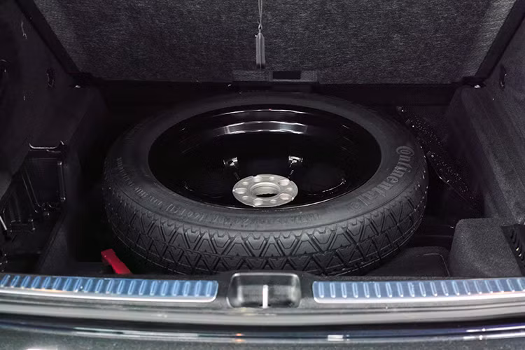 Ở những trung tâm lớn hầu hết đều có máy cân chỉnh thước lái, và cân bằng động hiện đại và các bác nên kiểm tra thước lái, và canh chỉnh góc đặt bánh lái, độ chụm cho xe. Sẵn tiện kiểm tra và bơm lốp dự phòng nếu bị non hơi để nó luôn trong tình trạng hoàn hảo sử dụng khi cần thiết