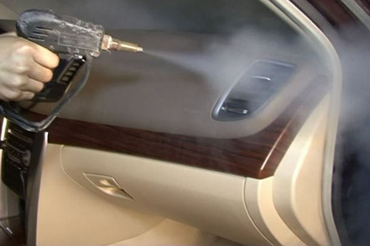 Ngoài ra, chúng ta cũng có thể tìm mua một số chai vệ sinh, làm sạch, khử mùi diệt khuẩn, dưỡng da từ các thương hiệu như: 3M, Liqui Moly, Sonax hay Turtle Wax,... để tiện lợi sử dụng (loại này có giá vài trăm nghìn, bán ở các nhà phân phối hay tự tìm mua trực tuyến trên mạng Internet). 