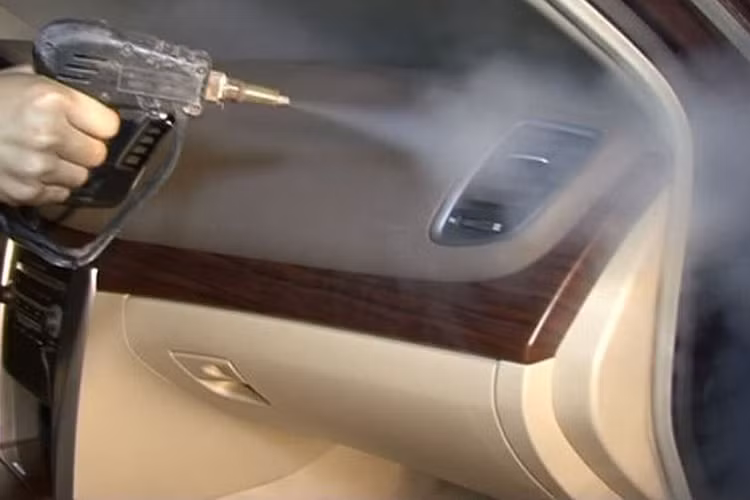 Ngoài ra, chúng ta cũng có thể tìm mua một số chai vệ sinh, làm sạch, khử mùi diệt khuẩn, dưỡng da từ các thương hiệu như: 3M, Liqui Moly, Sonax hay Turtle Wax,... để tiện lợi sử dụng (loại này có giá vài trăm nghìn, bán ở các nhà phân phối hay tự tìm mua trực tuyến trên mạng Internet). 