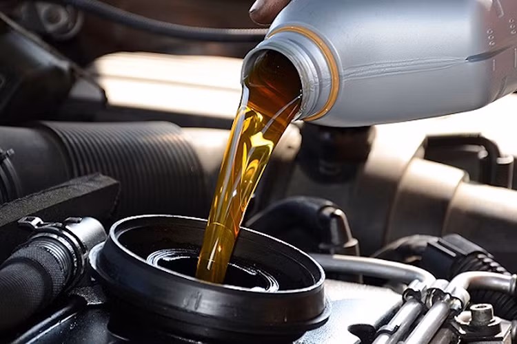 Nếu là lái mới hoặc xe thường xuyên mang đi kiểm tra bảo dưỡng bảo dưỡng ôtô định kỳ thì có thể không cần quan tâm đến hệ thống nhớt. Nhưng với những người sử dụng xe cũ, ít khi mang vào hãng thì nên thăm nhớt thường xuyên, nên thay nhớt mới nếu đã sử dụng một thời gian. Ưu tiên sử dụng nhớt tổng hợp 100% để tốt cho động cơ và kéo dài thời gian thay nhớt hơn.