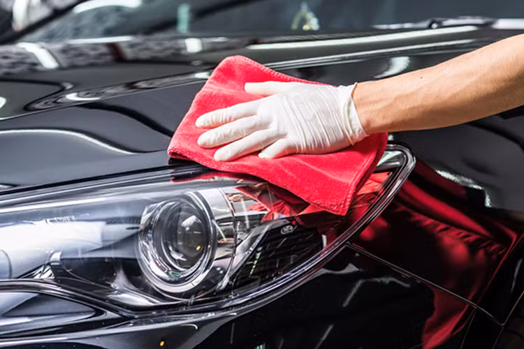 Qua thời gian sử dụng, đa số ngoại thất xe thường bị bám nhựa đường &amp; dễ nhận thấy nhất là ở những xe màu sáng, bạn có thể mua một số chai tẩy nhựa đường cho ôtô để tự vệ sinh tại nhà. Hãy luôn quan tâm đến bề mặt sơn, nếu thấy đã bị trầy xuống cấp cần thiết hãy mang đến các trung tâm chuyên nghiệp để được tư vấn chăm sóc.