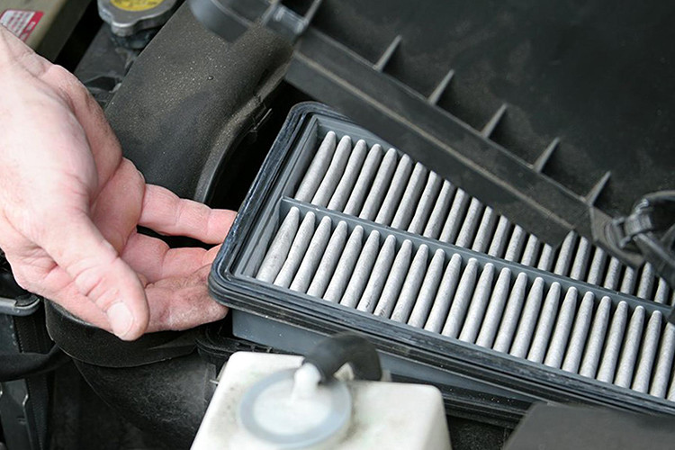 Thay lọc gió động cơ sau một thời gian dài sử dụng (thông thường khuyến cáo khoảng 5.000 - 10.000 km), tuy nhiên nó còn tùy thuộc vào điều kiện môi trường mà xe thường xuyên vận hành. Theo nhiều chuyên gia, việc kiểm tra thấy bẩn là thay vì lọc gió có mức giá khá rẻ. Ở một số xe sử dụng loại lọc vải tầm dầu như K&amp;N thì nên kiểm tra, vệ sinh và tra dầu mới nếu cảm thấy nó quá bẩn (đen) hoặc bị khô dầu,...