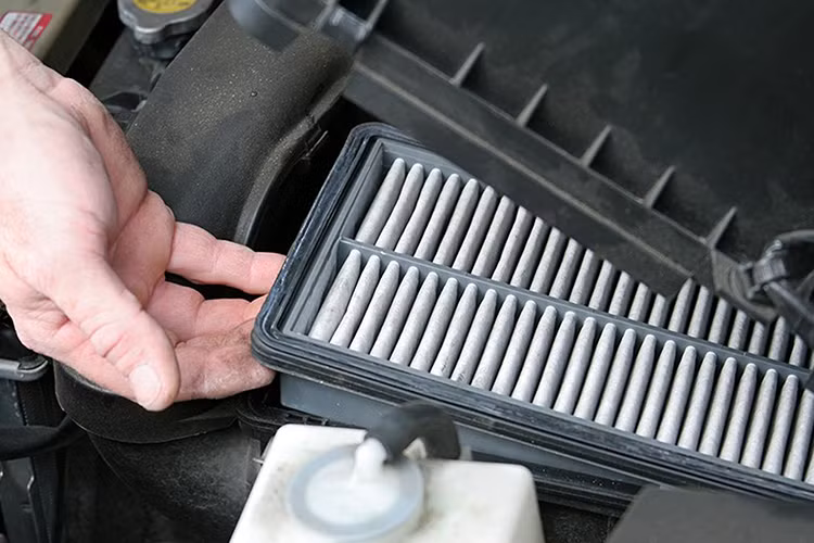 Thay lọc gió động cơ sau một thời gian dài sử dụng (thông thường khuyến cáo khoảng 5.000 - 10.000 km), tuy nhiên nó còn tùy thuộc vào điều kiện môi trường mà xe thường xuyên vận hành. Theo nhiều chuyên gia, việc kiểm tra thấy bẩn là thay vì lọc gió có mức giá khá rẻ. Ở một số xe sử dụng loại lọc vải tầm dầu như K&amp;N thì nên kiểm tra, vệ sinh và tra dầu mới nếu cảm thấy nó quá bẩn (đen) hoặc bị khô dầu,...