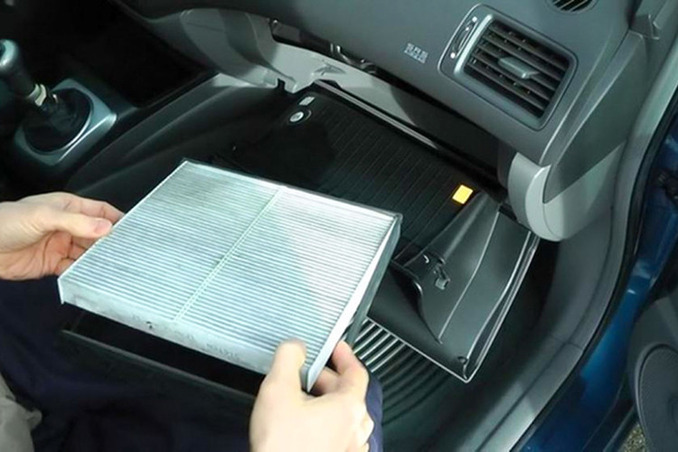 Thông thường mọi người thường mang rửa xe &amp; vệ sinh hút bụi nội thất, tuy nhiên để sạch mọi ngóc ngách như thì không thể (trừ khi mang đi làm detailing). Nếu rảnh rỗi, bạn cũng có thể tự tay vệ sinh nội thất của mình tại nhà bằng những như: bàn chải đánh răng, cọ và khăn lau để quét bụi đóng li ti ở những khe nút bấm trên bảng táp-lô, táp-pi cửa, hay lau chùi vô-lăng, nút còi/ cruiser control...