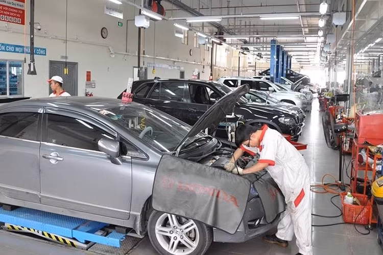 Để đảm bảo an toàn và chuyên nghiệp, bạn có thể mang ra những trung tâm để vệ sinh với thời gian nhanh nhất khoảng 1h/1 xe với giá khoảng từ 500.000 - 1.000.000 đồng (tùy nơi, xe và tình trạng khoang máy). Bạn cũng có thể mang xe vào các trung tâm bảo dưỡng chính hãng kiểm tra.