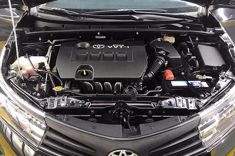 Sau một thời gian sử dụng, khoang máy dễ bị bám dầu nhớt, nước mưa khô đọng lại, rác, lá cây, bụi bẩn,... ít nhiều sẽ ảnh hưởng đến tính thẩm mỹ cũng như khả năng hoạt động bộ phận, chi tiết trong khoang máy. Vì vậy, việc vệ sinh khoang máy rất cần thiết sau thời gian 3 - 6 tháng/ 1 lần.