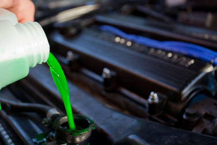 Những chiếc xe cũ cũng nên được kiểm tra nước làm mát và châm thêm nếu bị hụt (lưu ý là châm đúng loại nước làm mát đang sử dụng để tránh xung đột các thành phần hoá học có thể xảy ra khi hoà chung nhiều loại nước làm mát với nhau), có thể châm thêm nước-tinh-khiết vì phần bốc hơi là nước (nếu hệ thống giải nhiệt không bị rò rỉ). Nên thay nước làm mát mới khi sử dụng lâu khoảng 40 - 50.000 km.