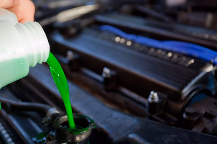 Những chiếc xe cũ cũng nên được kiểm tra nước làm mát và châm thêm nếu bị hụt (lưu ý là châm đúng loại nước làm mát đang sử dụng để tránh xung đột các thành phần hoá học có thể xảy ra khi hoà chung nhiều loại nước làm mát với nhau), có thể châm thêm nước-tinh-khiết vì phần bốc hơi là nước (nếu hệ thống giải nhiệt không bị rò rỉ). Nên thay nước làm mát mới khi sử dụng lâu khoảng 40 - 50.000 km.