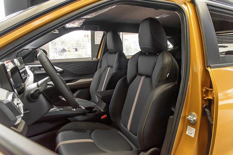 Ngoài những khác biệt trên, thông số và thiết kế trên Xforce Ultimate tương tự 3 bản còn lại với số đo chiều dài x rộng x cao lần lượt là 4.390 x 1.810 x 1.660 (mm), chiều dài cơ sở 2.650 mm, khoảng sáng gầm 222 mm lớn nhất phân khúc. Kích thước la-zăng xe cũng lớn nhất phân khúc khi đạt 18 inch, phanh đĩa cả 4 bánh.