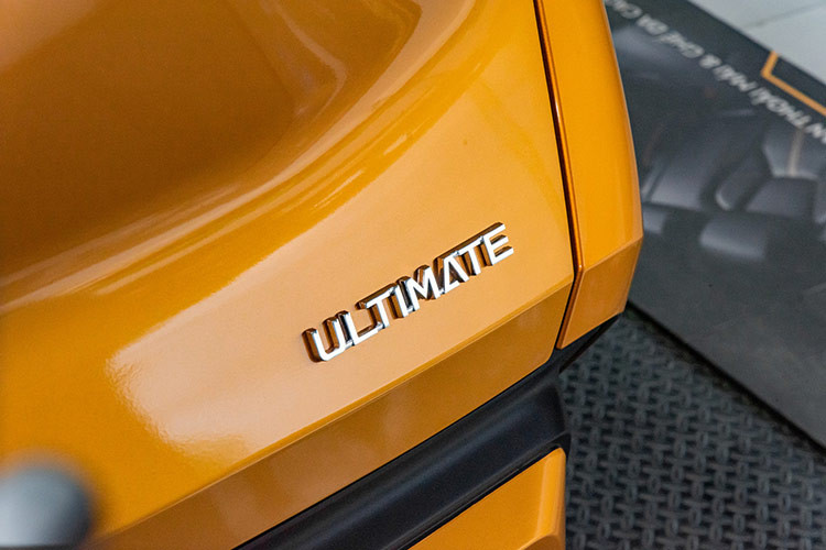 Cùng với đó, mẫu xe SUV Mitsubishi Xforce Ultimate cũng có những điểm nhận diện riêng về ngoại hình so với các bản dưới. Sự khác biệt này nằm ở logo “Ultimate” xuất hiện ngay phần cửa cốp; camera mắt đọc trên kính chắn gió và hệ thống radar quét đặt ở bên dưới logo phía đầu xe.