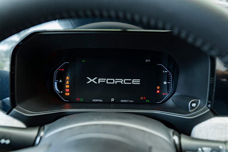 Điểm nâng cấp đáng chú ý tiếp theo trên Mitsubishi Xforce Ultimate là hệ thống âm thanh Dynamic Sound Yamaha Premium là kết quả của sự hợp tác giữa Mitsubishi Motors và tập đoàn Yamaha. Hệ thống âm thanh 8 loa này bao gồm loa tweeter hai bên trên cột A, loa âm trầm ở cửa phía trước và loa đồng trục ở cửa sau.