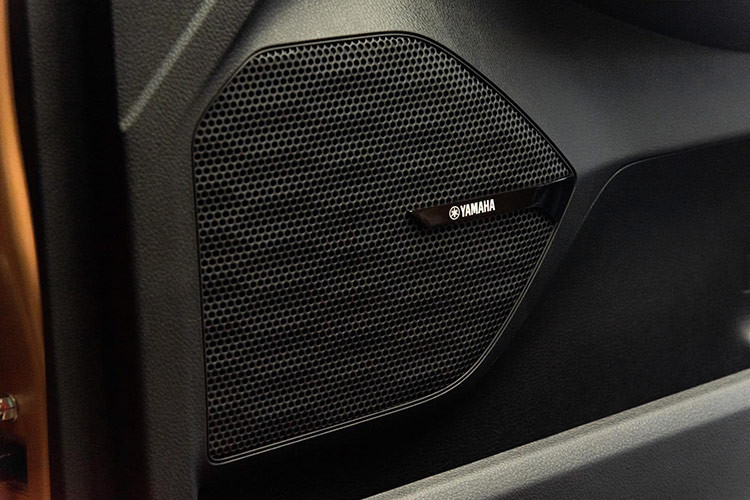 Mitsubishi Xforce Ultimate được trang bị động cơ xăng 1.5L kết hợp hộp số vô cấp và hệ dẫn động cầu trước, sinh công suất 104 mã lực, mô-men xoắn 141 Nm. Xe có 4 chế độ lái gồm đường trường, đường ngập nước, đường sỏi đá và đường bùn lầy cho phép người điều khiển tùy chọn với từng điều kiện giao thông thực tế. 