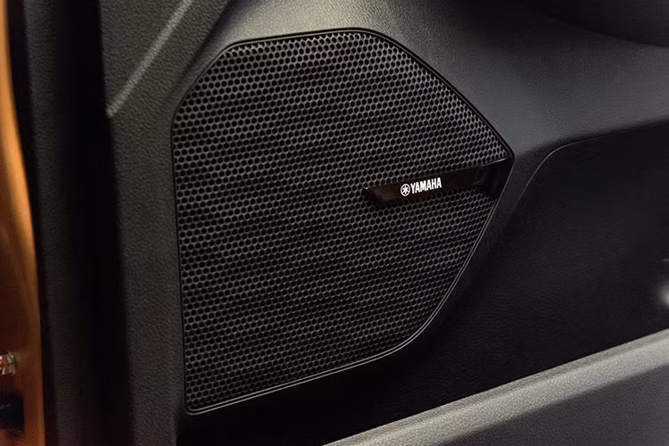 Mitsubishi Xforce Ultimate được trang bị động cơ xăng 1.5L kết hợp hộp số vô cấp và hệ dẫn động cầu trước, sinh công suất 104 mã lực, mô-men xoắn 141 Nm. Xe có 4 chế độ lái gồm đường trường, đường ngập nước, đường sỏi đá và đường bùn lầy cho phép người điều khiển tùy chọn với từng điều kiện giao thông thực tế. 