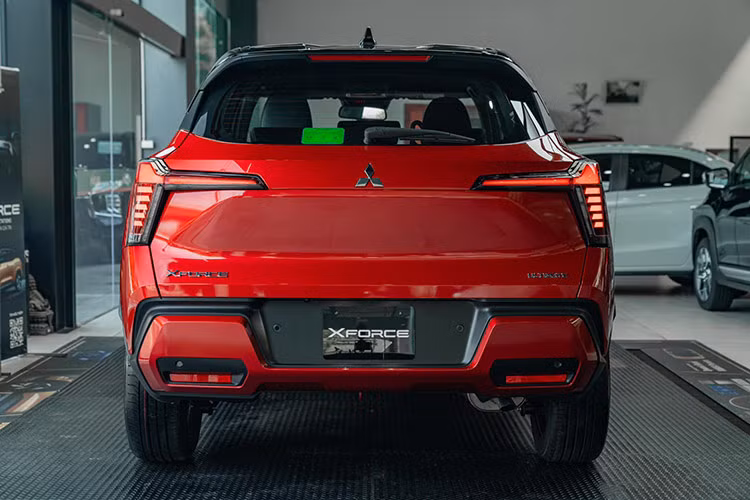 Gia nhập thị trường ô tô Việt từ tháng 01/2024, Xforce lập tức nhận được sự quan tâm lớn từ khách hàng trong nước. Kể từ thời điểm bàn giao xe vào tháng 3, Xforce đã có 3 tháng liên tiếp (tháng 3, 4 và 5) nằm trong top 10 ô tô bán chạy nhất thị trường. Tính đến thời điểm hiện tại, doanh số bán xe Mitsubishi Xforce đã đạt 2.942 chiếc, tạm dẫn đầu toàn phân khúc.