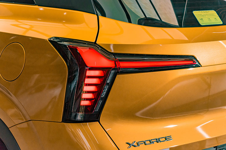 Hệ thống cảnh báo điểm mù (BSW) và cảnh báo khi có phương tiện cắt ngang khi lùi (RCTA). Điều này không chỉ tăng cường sự an toàn cho người lái và hành khách, mà còn giúp giảm căng thẳng, mệt mỏi cho người lái khi có được sự hỗ trợ trong việc dự đoán và xử lý tình huống khi lái xe, đặc biệt là trong những cung đường dài hay giao thông tắc nghẽn.