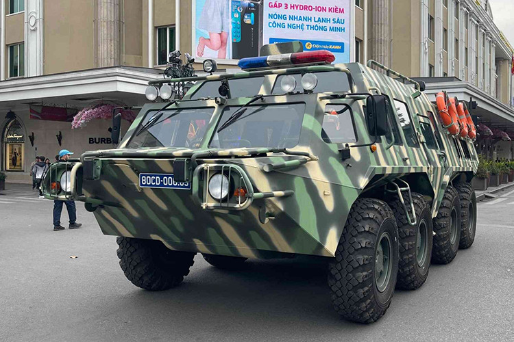 Một mẫu xe "hàng khủng" đặc biệt khác là chiếc bọc thép lội nước bánh hơi, không chỉ phục vụ nhiệm vụ chiến đấu mà còn có thể hỗ trợ cứu hộ, cứu nạn khi xảy ra thiên tai.