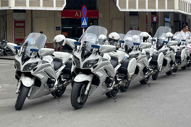 Cuối cùng là đội hình môtô đặc chủng Yamaha FJR1300P của Bộ Tư lệnh Cảnh vệ. Đây là mẫu xe môtô touring thường được sử dụng để hộ tống nguyên thủ quốc gia khi sang thăm và làm việc tại Việt Nam.