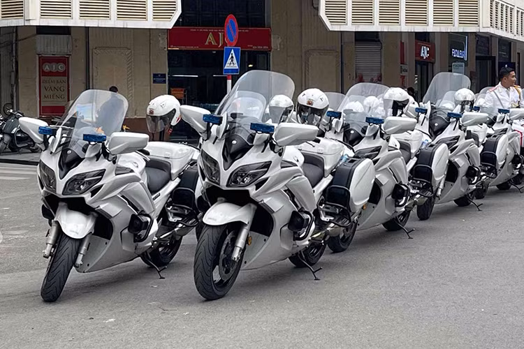 Cuối cùng là đội hình môtô đặc chủng Yamaha FJR1300P của Bộ Tư lệnh Cảnh vệ. Đây là mẫu xe môtô touring thường được sử dụng để hộ tống nguyên thủ quốc gia khi sang thăm và làm việc tại Việt Nam.