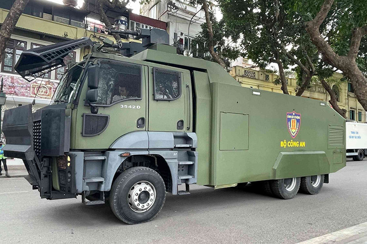 Các xe chống bạo loạn của công an Việt Nam xuất hiện lần này đều có kích thước lớn, bao gồm cả xe phun nước với vòi phun áp lực cao, phục vụ nhiệm vụ giải tán đám đông, chống bạo loạn hoặc chữa cháy. Xe còn được trang bị hệ thống camera trước, sau và hai bên, giúp người điều khiển dễ dàng quan sát toàn cảnh khi tác chiến.