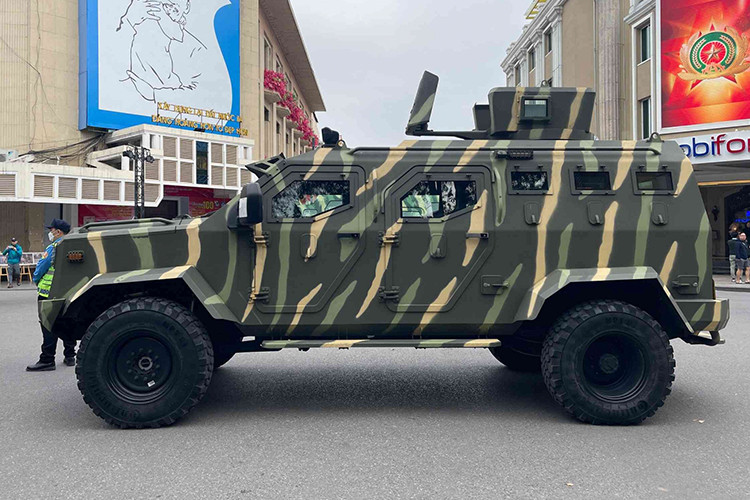 Ngoài ra còn có Ram 2000 của Mỹ - mẫu xe chuyên dụng trong các nhiệm vụ chống khủng bố và trấn áp đối tượng sử dụng vũ khí nóng. Xe có thiết kế thấp, trọng lượng nhẹ để tăng tính cơ động, giúp triển khai nhanh chóng tới các điểm nóng.