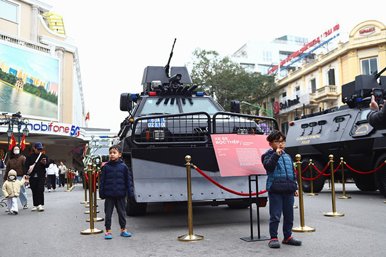 Đây là hoạt động nằm trong khuôn khổ kỷ niệm 77 năm Công an Nhân dân học tập, thực hiện 6 điều Bác Hồ dạy, hướng tới kỷ niệm 80 năm Ngày truyền thống Công an Nhân dân và 20 năm Ngày hội Toàn dân bảo vệ an ninh Tổ quốc.