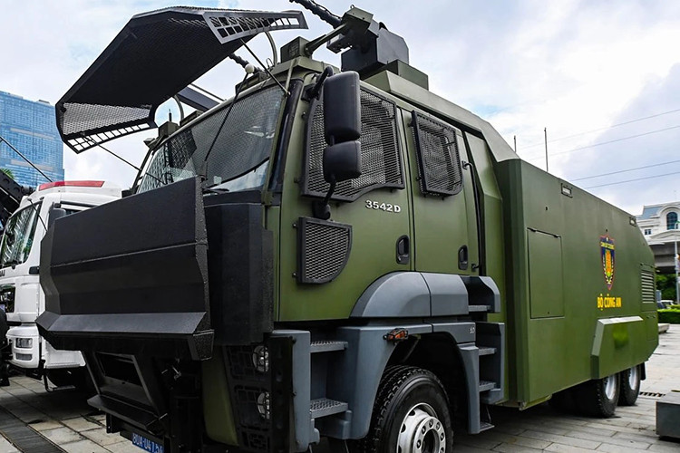 Hàng loại các mẫu xe đặc chủng như xe bọc thép, xe cỡ nhỏ chuyên dụng và các loại xe hậu cần... cho lực lượng công an nhân dân Việt Nam cũng đã được mang đến phố đi bộ Hồ Gươm trưng bày lần này.