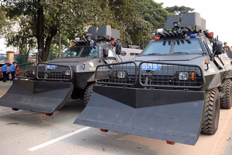 Đặc biệt, bánh xe bọc thép S5 có thể tiếp tục di chuyển với vận tốc khoảng 50 km/h ngay cả khi bị trúng đạn, đồng thời có khả năng chống chịu được 0,5 kg thuốc nổ TNT. Nóc xe có thể gắn súng hoặc ống phóng quả nổ, hỗ trợ tác chiến trong các tình huống nguy hiểm.