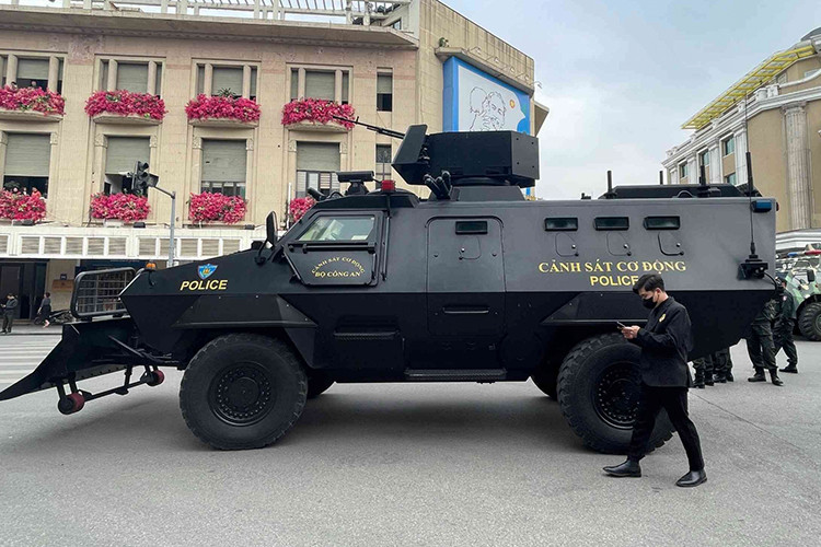 Trong số các phương tiện xuất hiện tại sự kiện, nổi bật là S5 - mẫu xe bọc thép chống đạn do Hàn Quốc sản xuất, được trang bị cho lực lượng Cảnh sát Cơ động. Xe có thể chở từ 8-10 người, mang theo nhiều loại vũ khí, cùng với các lỗ bắn ở hai bên thân.