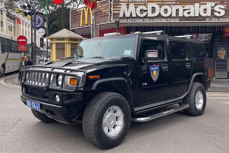 Bên cạnh đó, dòng xe chỉ huy Hummer H2 do GM (Mỹ) sản xuất cũng thu hút sự chú ý. Mẫu xe chống đạn này được thiết kế chuyên biệt cho nhiệm vụ chỉ huy tác chiến, phục vụ tại các khu vực an ninh phức tạp, tham gia truy bắt đối tượng có vũ khí nóng và bảo vệ yếu nhân.