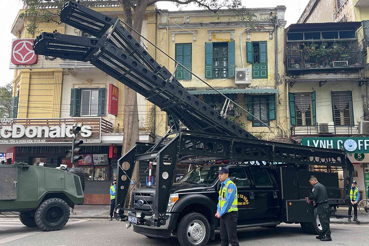 Chiếc Ford F-550 Super Duty, mẫu xe chống bạo động được tích hợp thang nâng cũng góp mặt. Xe có bệ ngắm tác chiến tầm cao, kính chắn gió chống đạn và hệ thống camera giám sát, hỗ trợ quan sát và xử lý tình huống trong điều kiện thực địa phức tạp. 