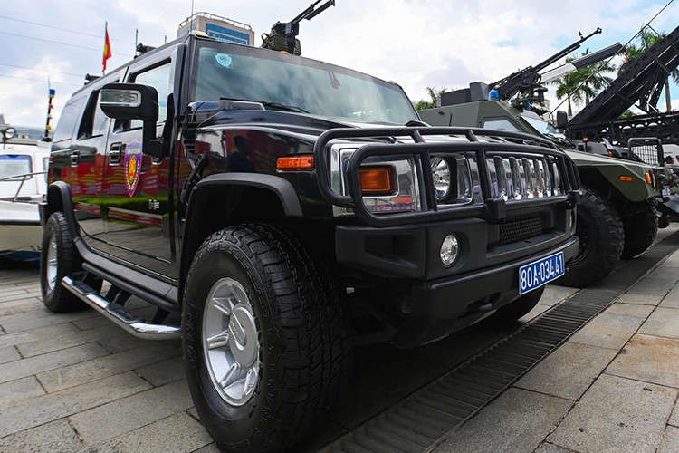 Ngoài ra,chiếc xe chỉ huy Hummer H2 còn là phiên bản đặc chủng khi được trang bị lớp vỏ xe và kính chống đạn, khi xe bị đạn bắn thủng lốp vẫn có thể chạy được và có trang bị thêm súng đại liên RPK.